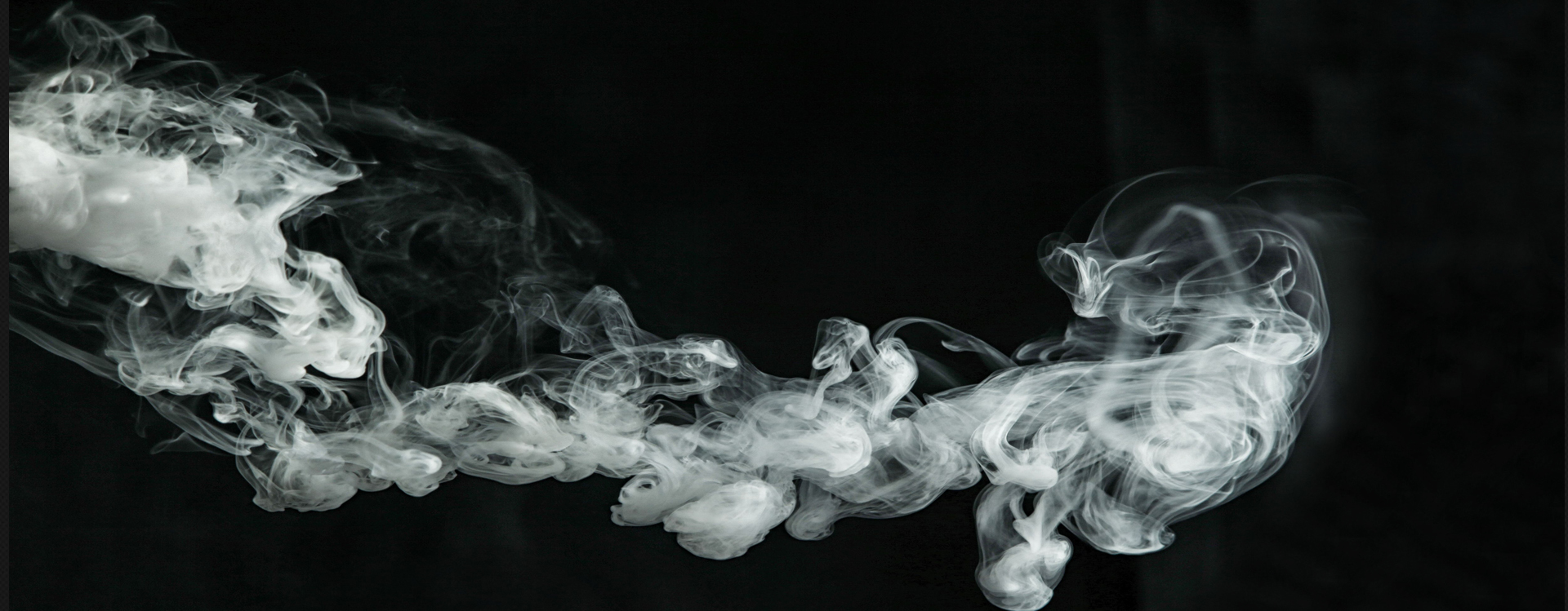 Струйки дыма тянулись навстречу брызгам. Дым от кальяна. Красивый дым. Дым фото. Пар от сигарет.